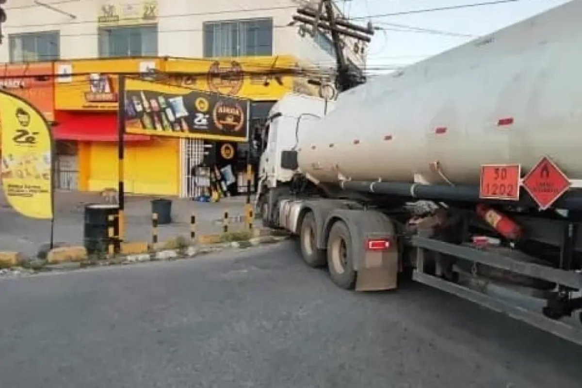 Carreta carregada com gasolina colide com poste após perseguição em Feira de Santana