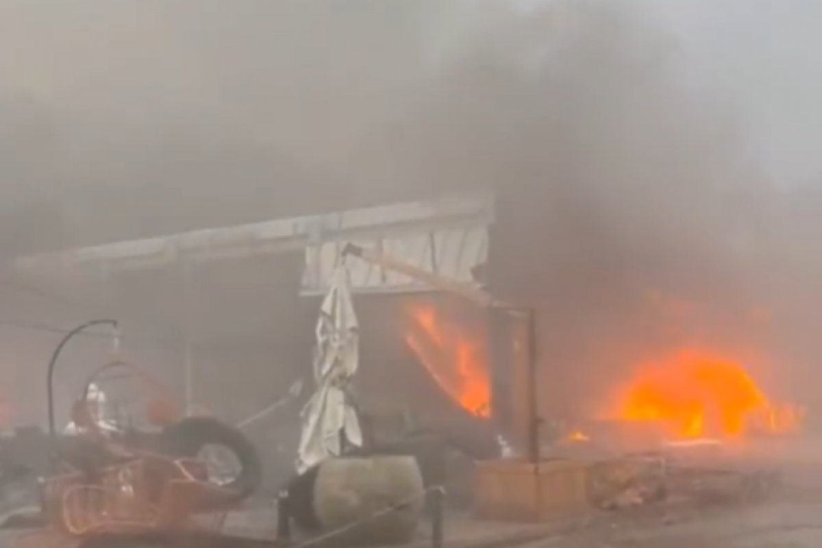 Vídeo: avião de pequeno porte cai no Centro de Gramado