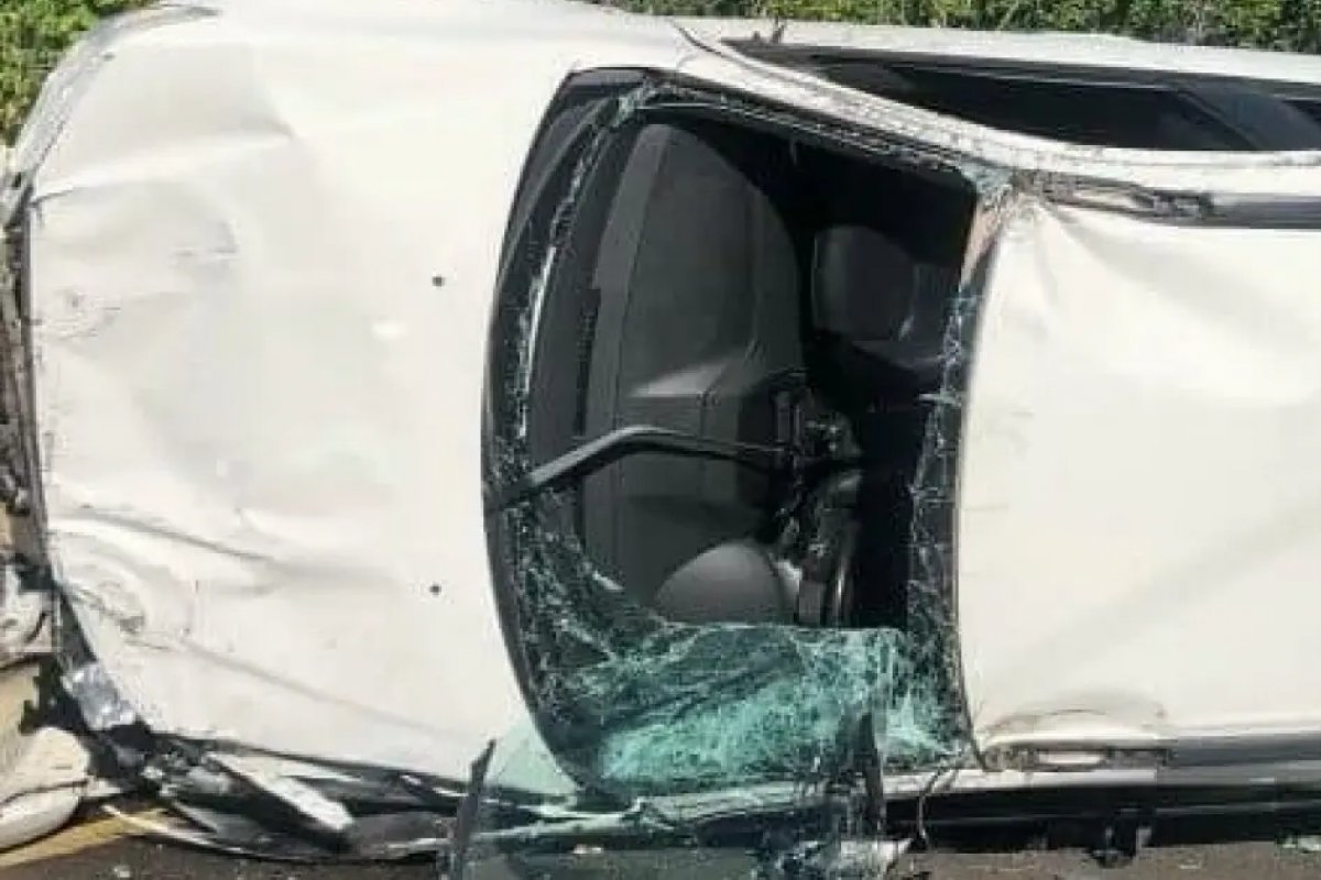 Carro capota próximo ao entroncamento de Salinas da Margarida