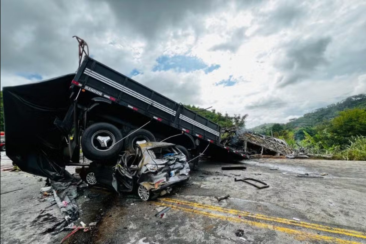 Polícia Civil de Minas Gerais investiga causa de acidente que deixou ao menos 41 mortos na BR-116