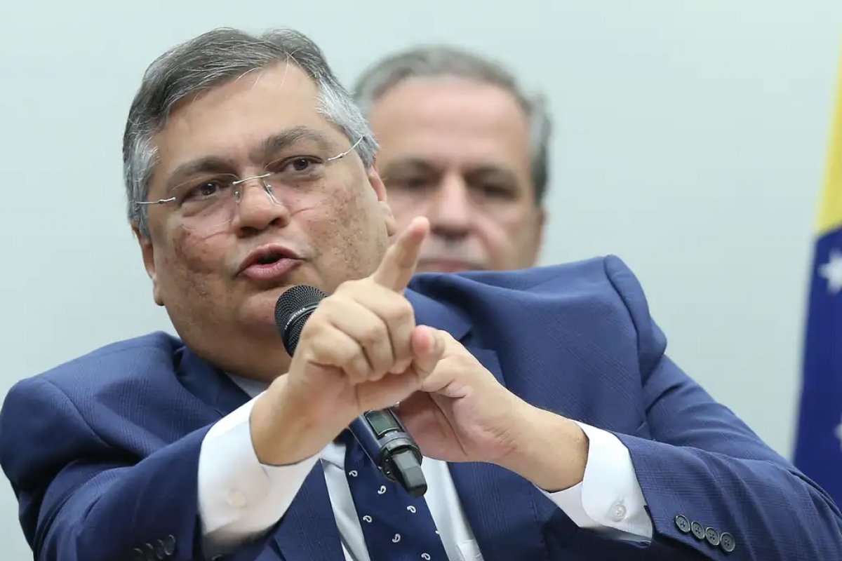 Dino determina que pagamento de R$ 4 bi em emendas parlamentares seja suspenso e pede investigação da PF