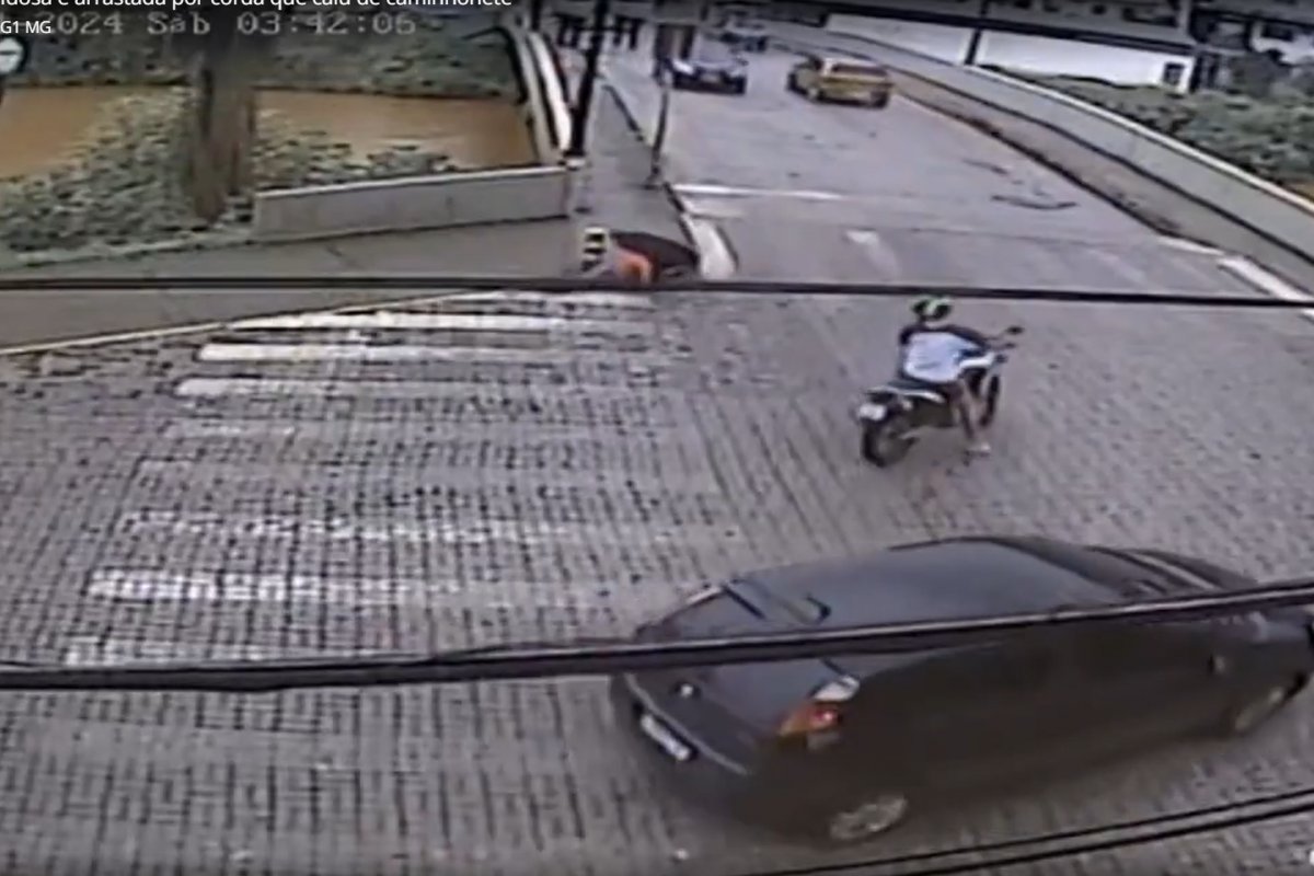 Corda se solta de caminhonete e enrosca no pé de idosa, que é arrastada pela rua