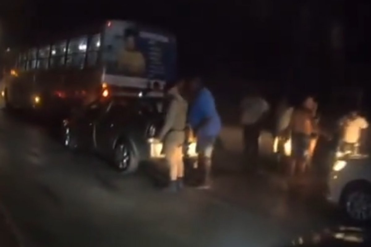 Acidente entre ônibus e carro deixa mulher ferida em túnel de Salvador