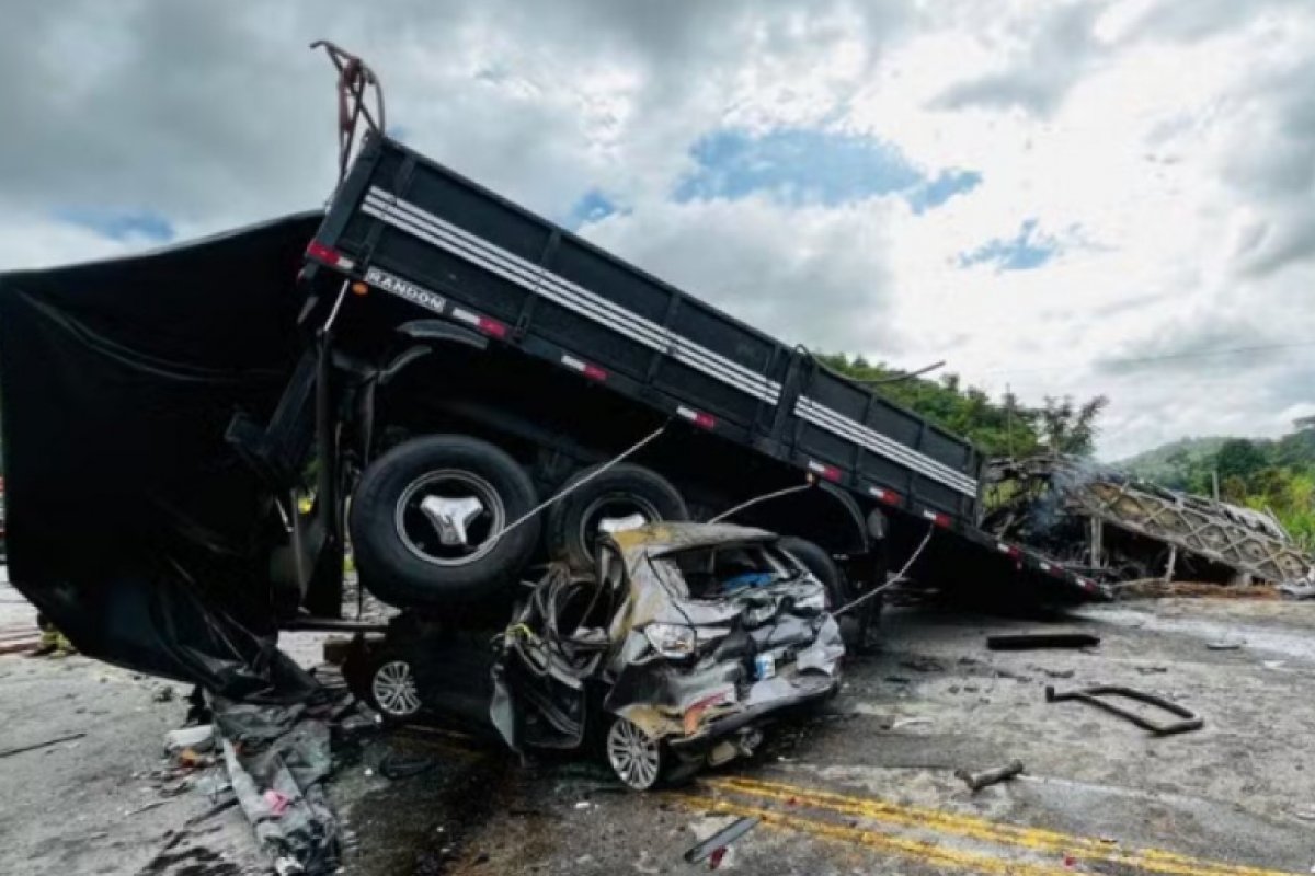 Acompanhado de advogado, motorista de caminhão suspeito de causar acidente na BR-116 se entrega