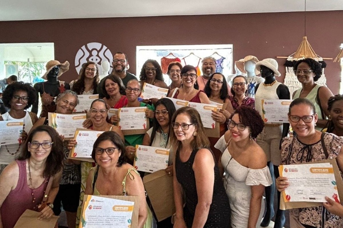 Artesanato da Bahia encerra ações de 2024 com apresentação de coleção e certificação de crocheteiras!