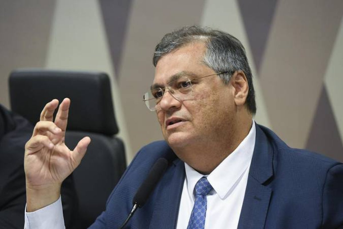 Flávio Dino cita episódios de fraude pública que incluem "malas de dinheiro jogadas por janela" ao suspender emendas