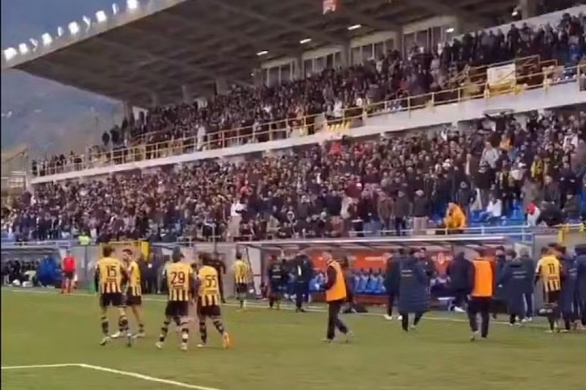 Vídeo: bisneto de Mussolini marca gol e torcida comemora com gesto fascista na Itália