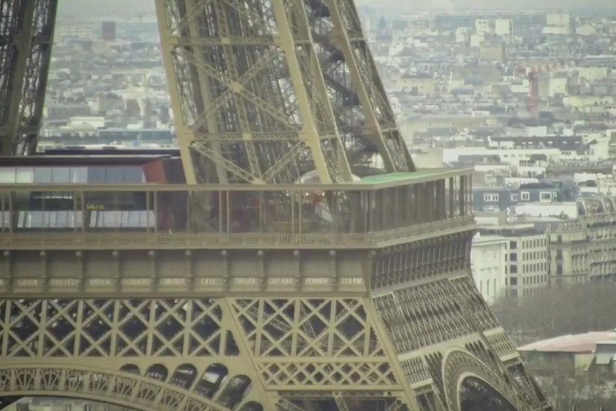 Incêndio atinge Torre Eiffel e provoca evacuação; chamas foram controladas