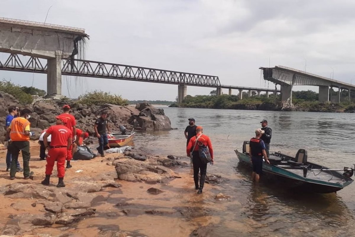 Dezenove cidades foram afetadas por ácido e pesticida despejados após queda de ponte; veja quais