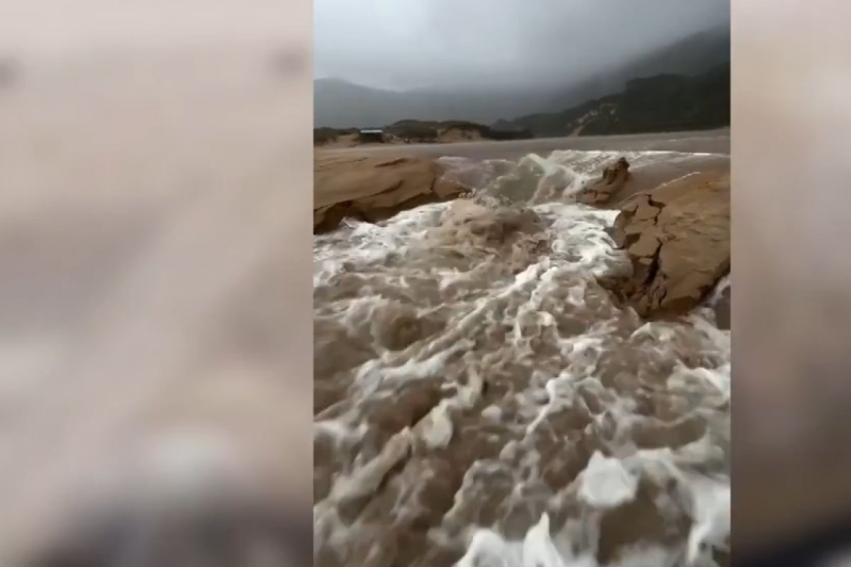 Fenômeno inesperado forma 'cascata' na praia de Florianópolis