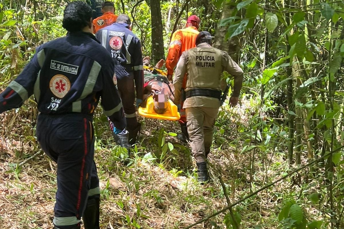 Policiais resgatam idoso que estava desaparecido em região de mata em São Francisco do Conde