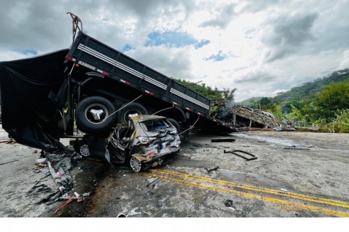 Procon notifica empresa de ônibus envolvido em acidente que matou 41 em MG