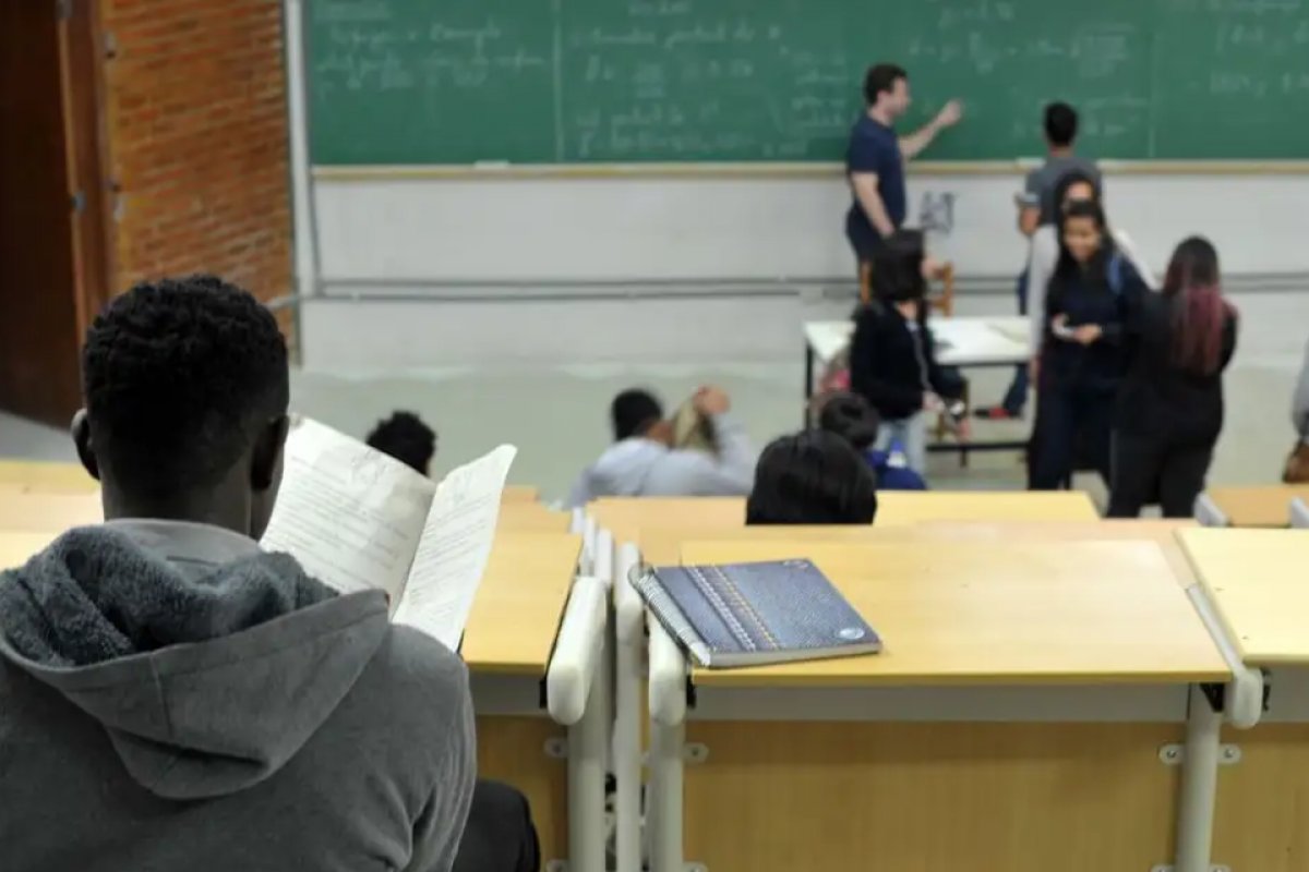 Redes públicas de cidades pobres têm mais professores e guardas do que médicos