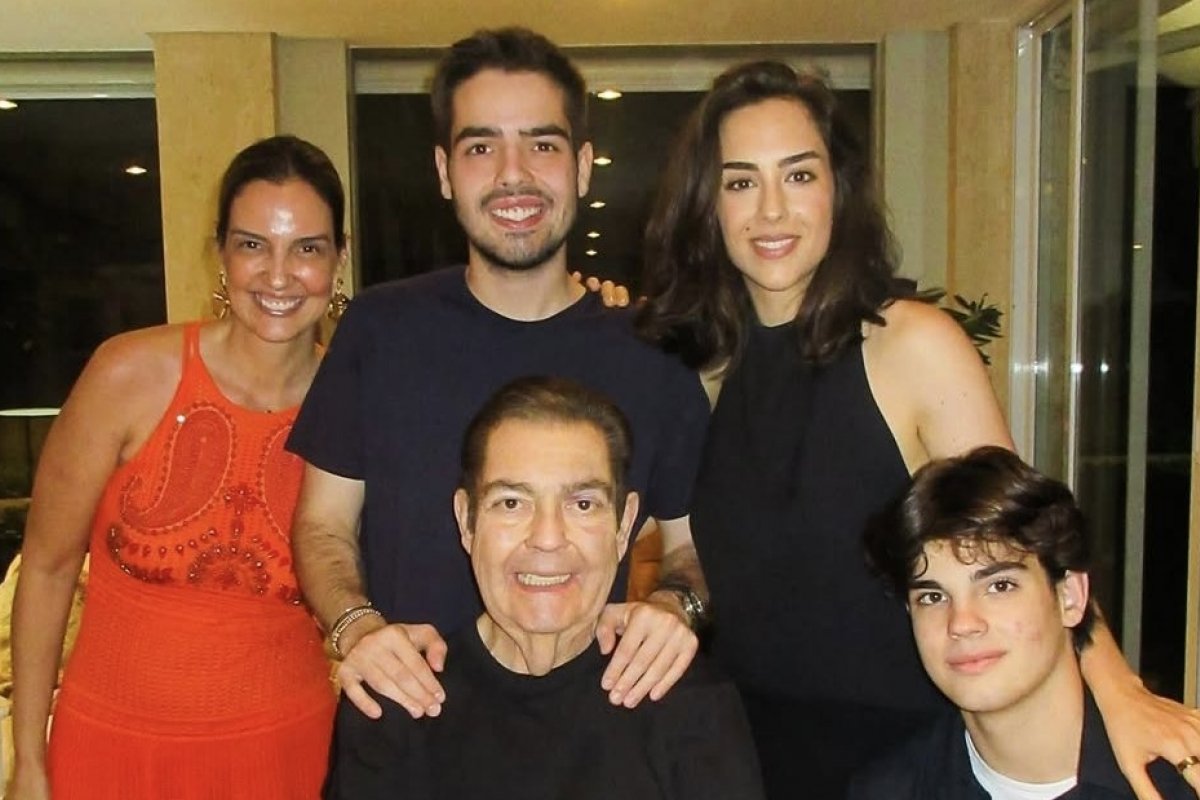 Faustão surge em fotos inéditas com a família na noite de Natal!