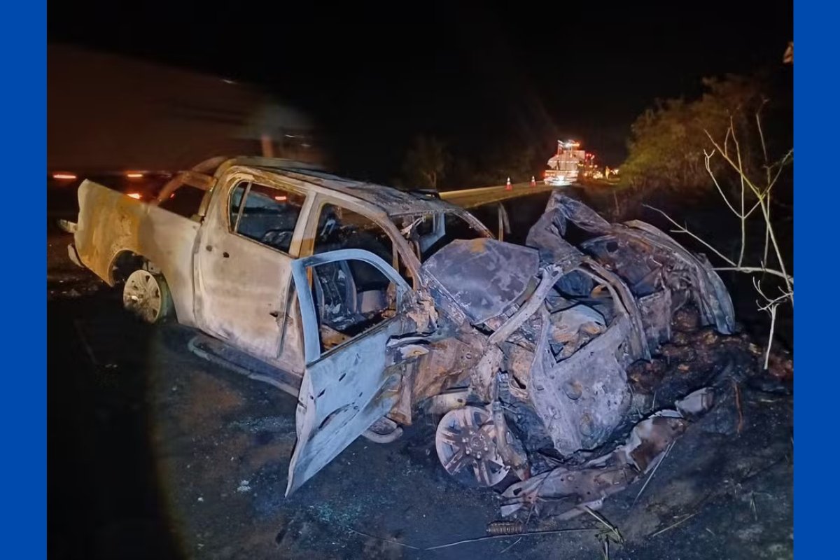 Duas pessoas morrem e outras duas ficam feridas após veículos pegarem fogo em acidente no sudoeste baiano