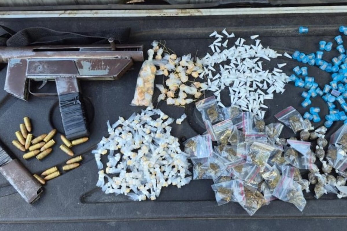 Homem é preso com submetralhadora e drogas em Salvador