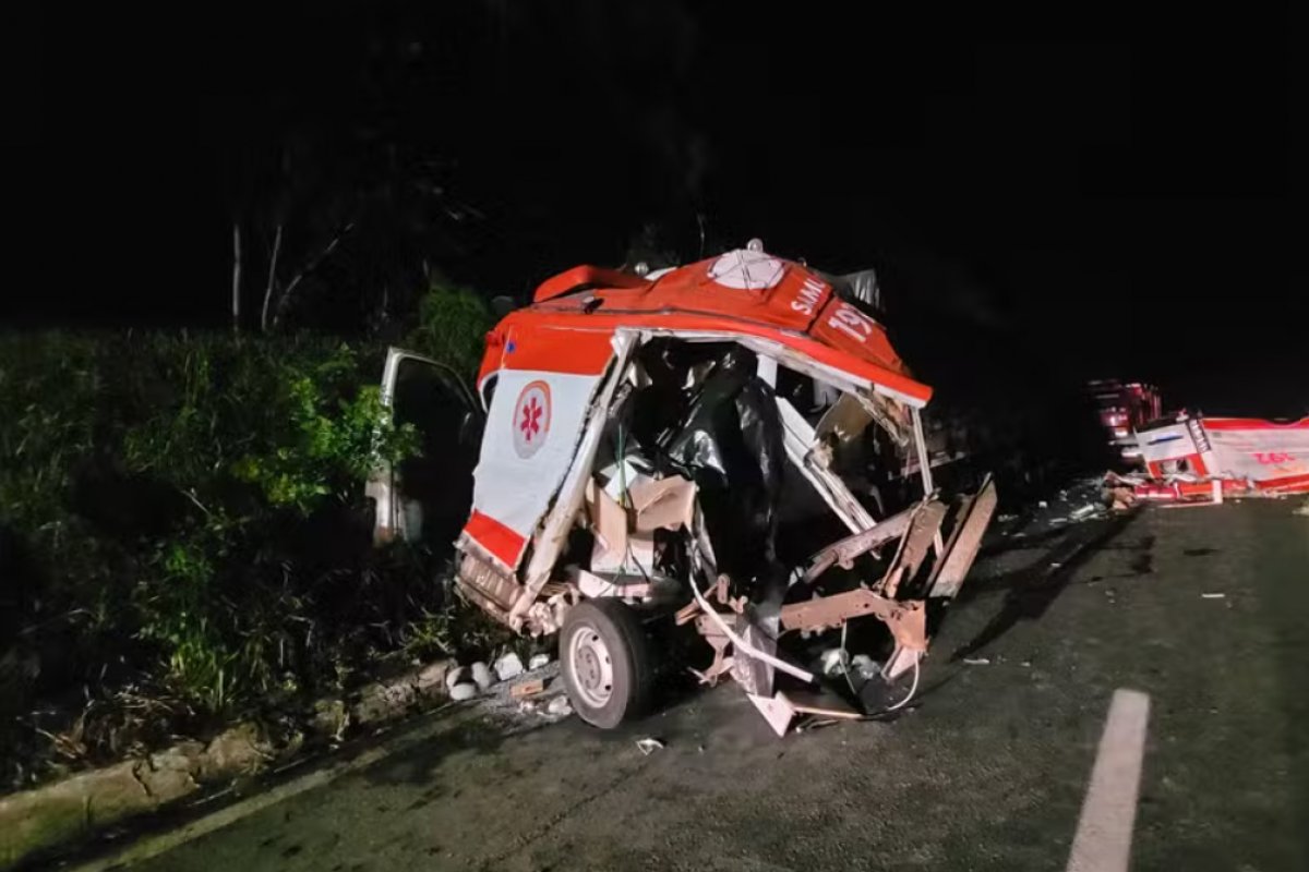 Colisão entre ambulância e caminhão deixa 3 socorristas e um paciente mortos no Paraná