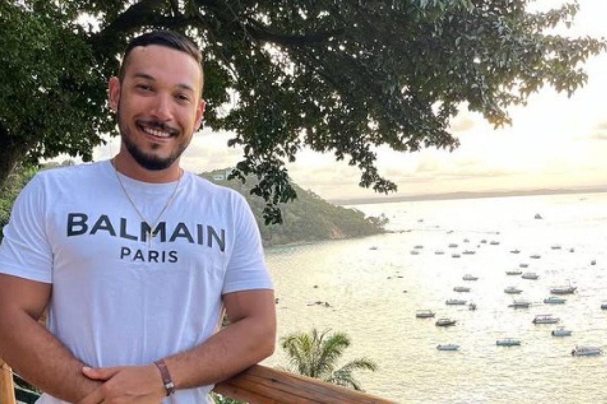 Influencer é preso após ser flagrado agredindo namorada dentro de carro em movimento