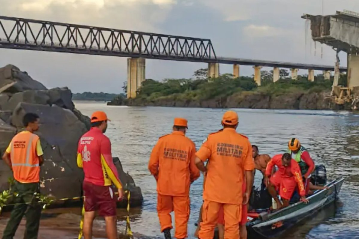 Tanque dos três caminhões que caíram no Rio Tocantins que transportava ácido sulfúrico estão intactos
