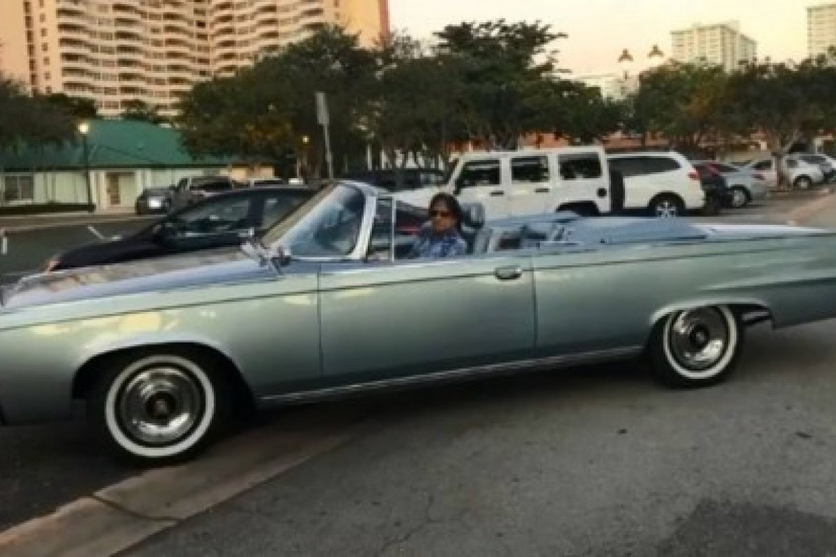 Roberto Carlos passeia na Flórida com possante avaliado em R$200 mil