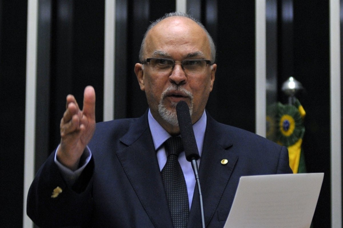 Ex-ministro descumpre decisão do STF que o afasta do Tribunal de Contas da Bahia