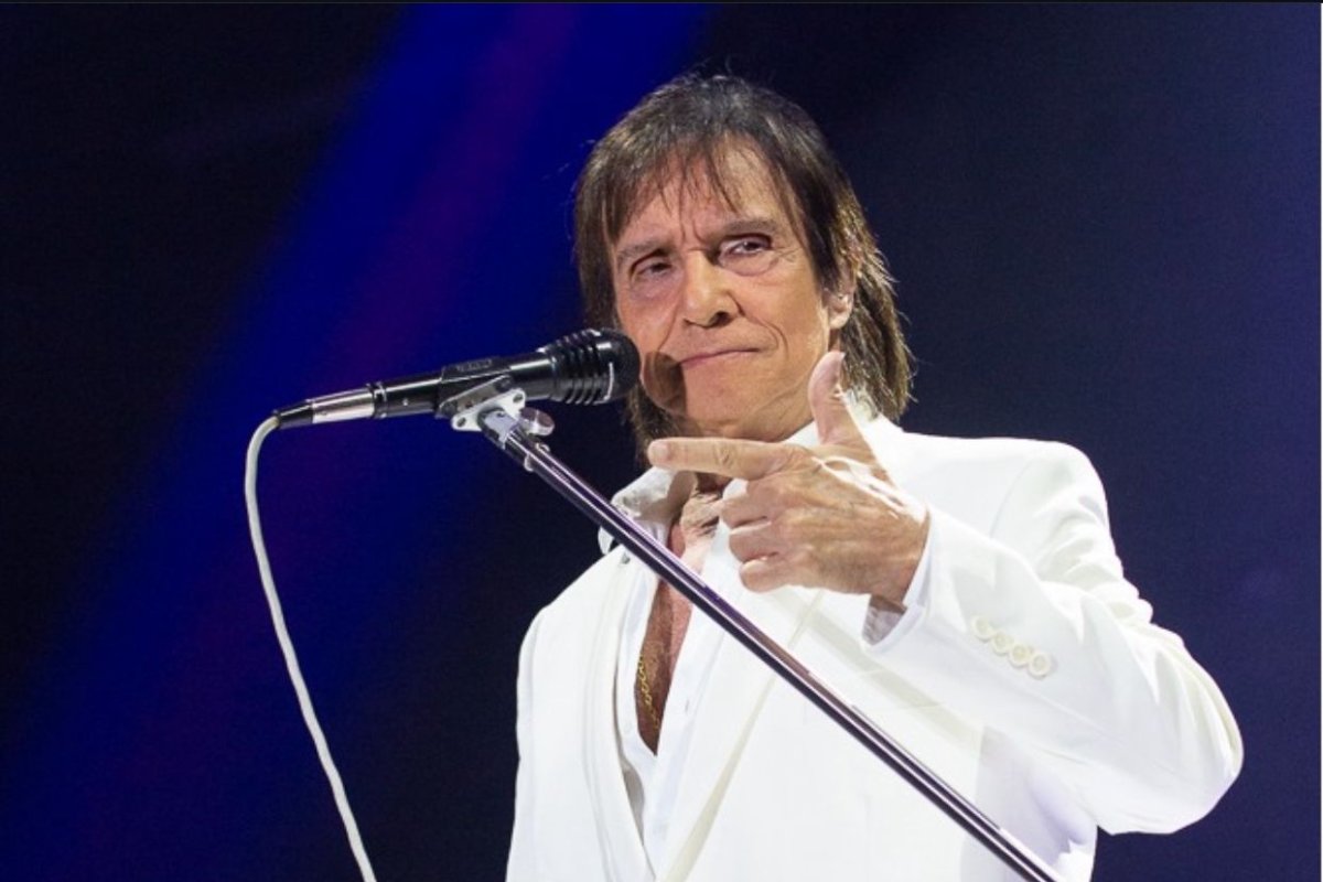 Vídeo: Roberto Carlos ameaça parar show em Recife, após se irritar com fotógrafos