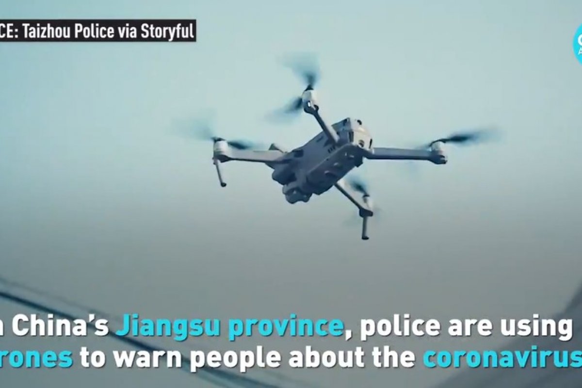 Drones são utilizados pela polícia local para alertas sobre risco de Coronavírus na China