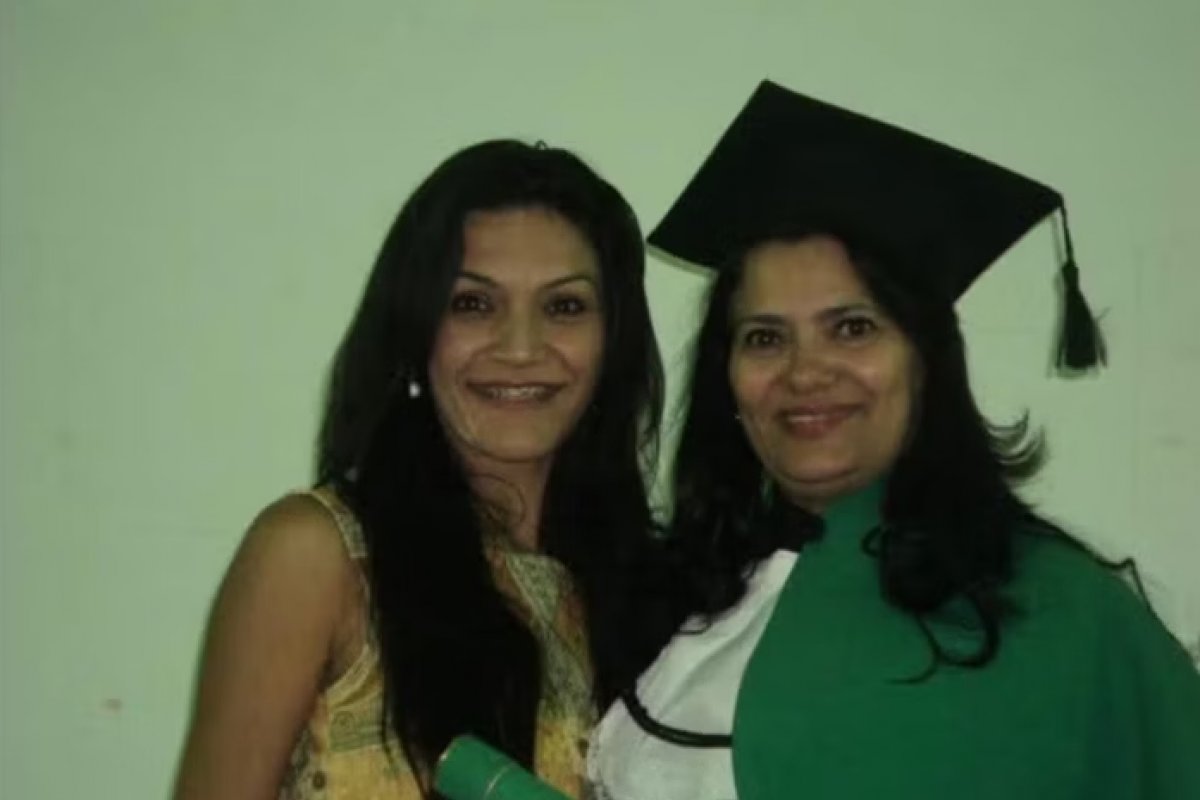 Mãe e filha são soterradas em fossa e morrem após o piso da casa desabar