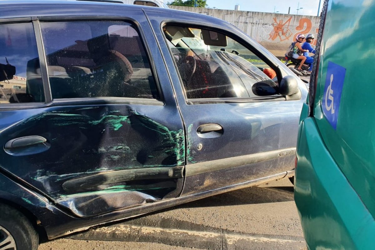 Colisão entre carro e ônibus deixa trânsito lento na Avenida ACM, em Salvador