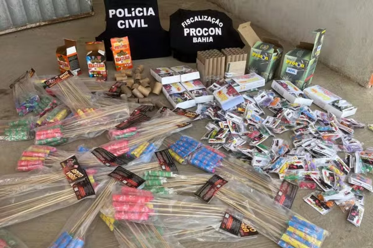 Fogos de artifício clandestinos são levados pela Polícia Civil na Bahia