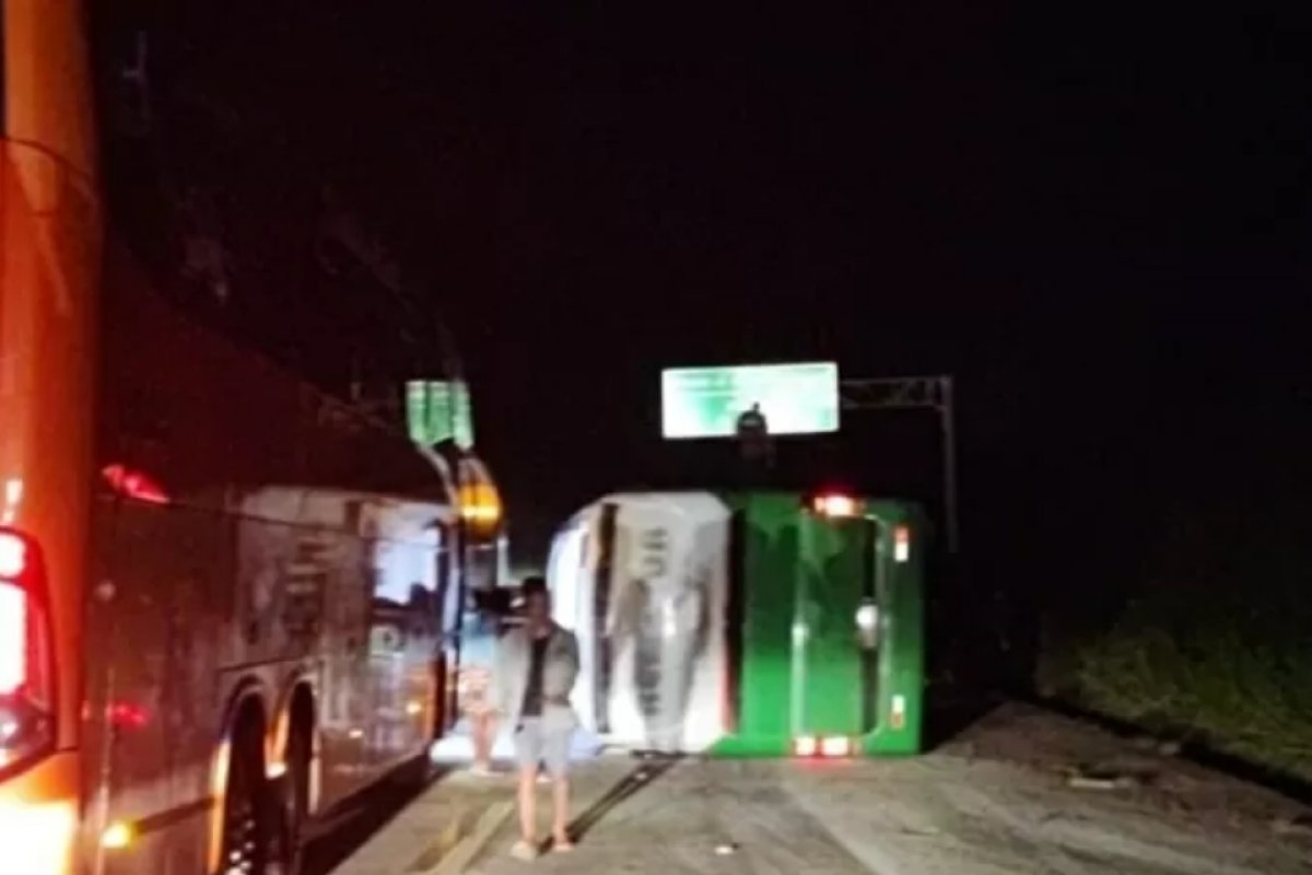 Tombamento de ônibus deixa 20 feridos na BR-381, em Minas Gerais