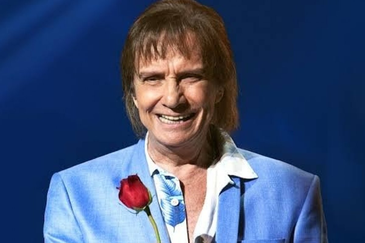 Barulho causado por policiais foi o motivo da bronca de Roberto Carlos durante show em Recife!