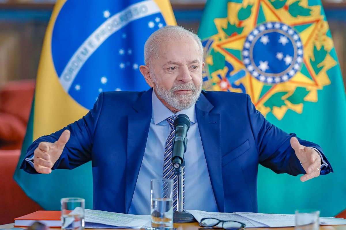Lula sanciona lei que limita aumento do salário mínimo