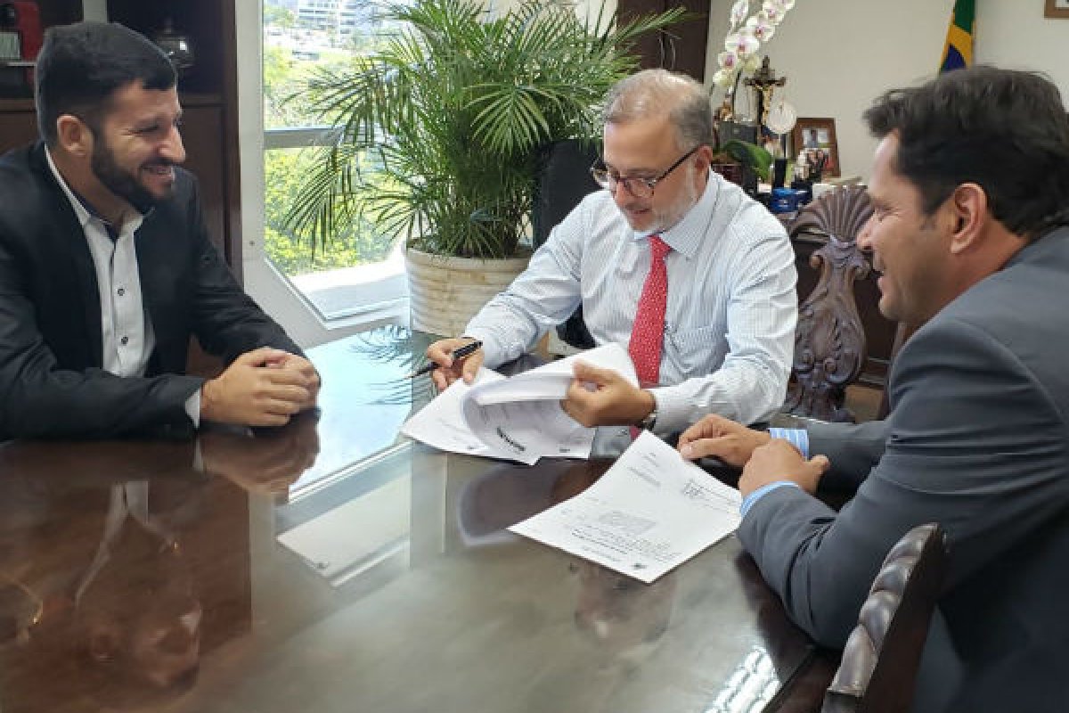 Santa Casa de Ruy Barbosa recebe ambulância e discute novos serviços de saúde