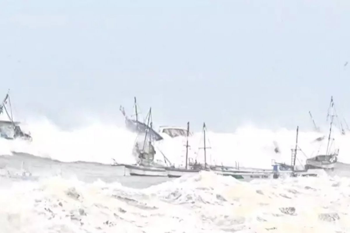 Ondas gigantes no Peru e Equador deixam mais de 90 portos fechados e uma pessoa morta