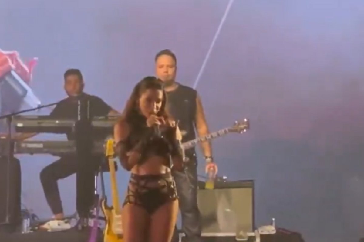 Vídeo: Anitta perde a paciência com fã durante show e diz: "você é insuportável"