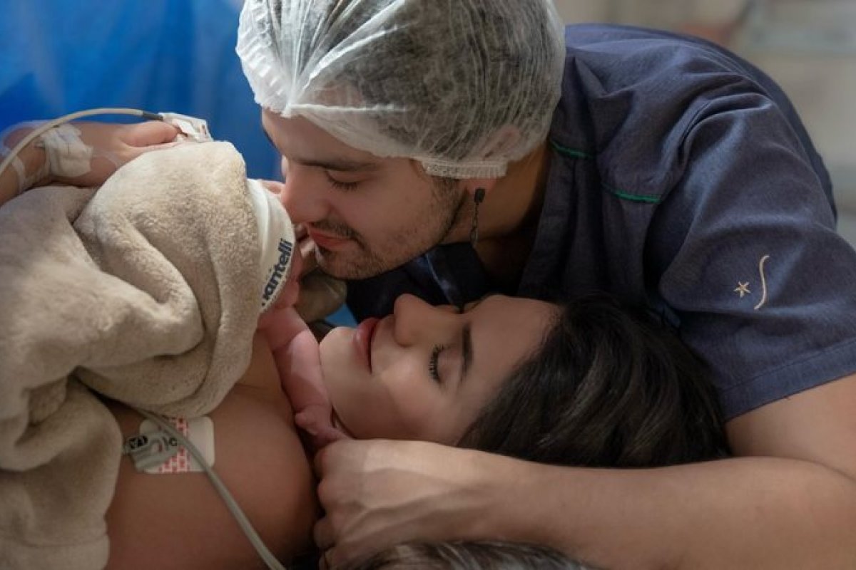 Jade Magalhães e Luan Santana postam primeira foto da filha, Serena!