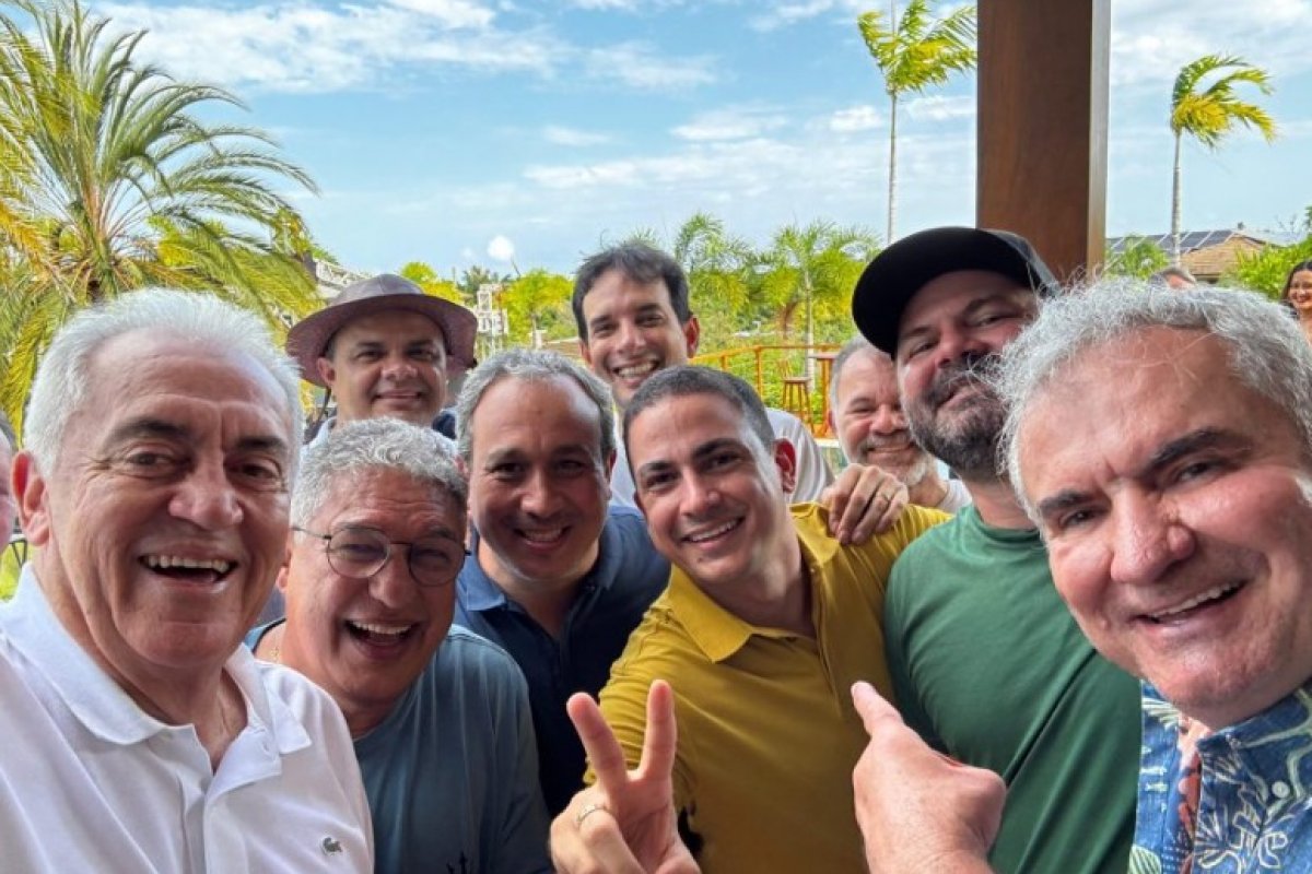 Aliado de ACM Neto, Leo Prates participa de confraternização com base de Jerônimo Rodrigues