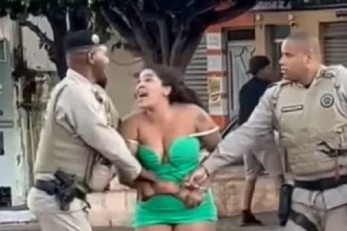 Vídeo: Mulher é presa após chamar policial de 'macaco' em Riacho de Santana
