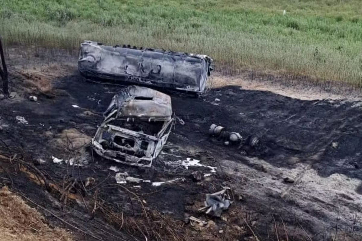 Motorista fica ferido após caminhão com 25 mil litros de combustível cair em ribanceira e pegar fogo na Bahia