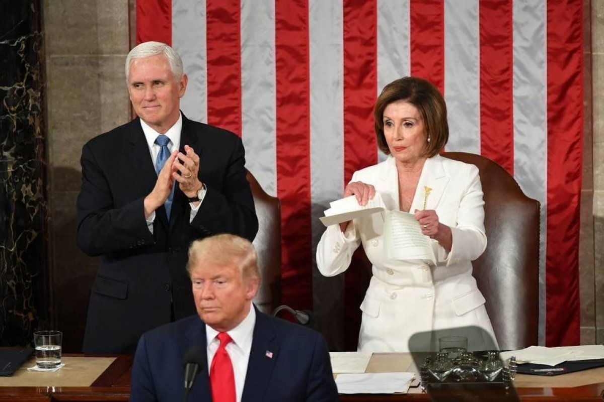 Donald Trump não cumprimenta Nancy Pelosi e esta rasga seu discurso