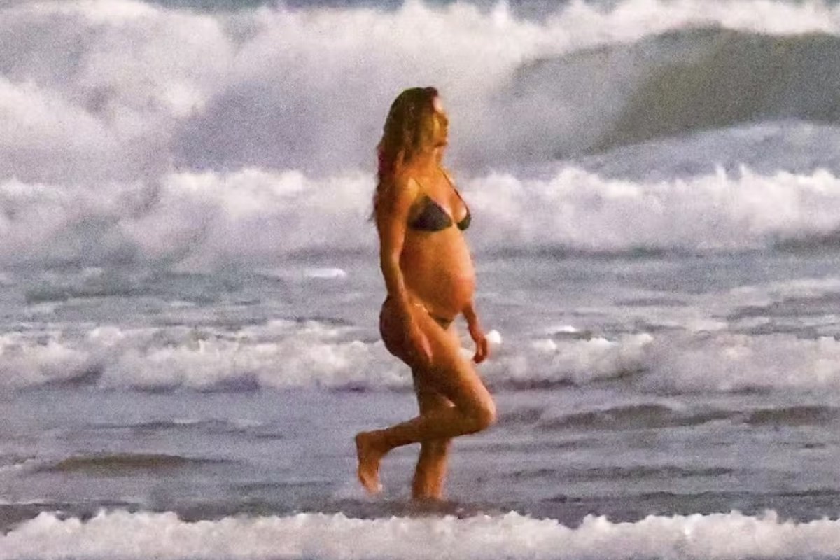 Grávida do terceiro filho, Gisele Bündchen aproveita praia com a família na Costa Rica