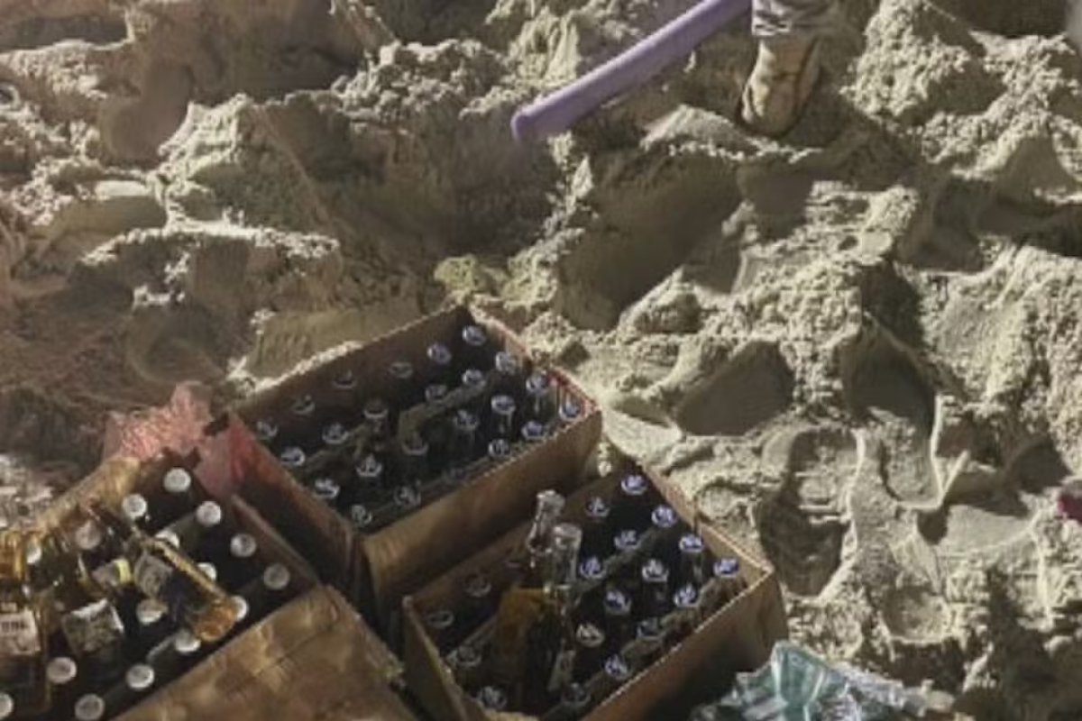 Fiscais apreendem 140 garrafas de vidro escondidas na praia de Copacabana; facas também foram achadas