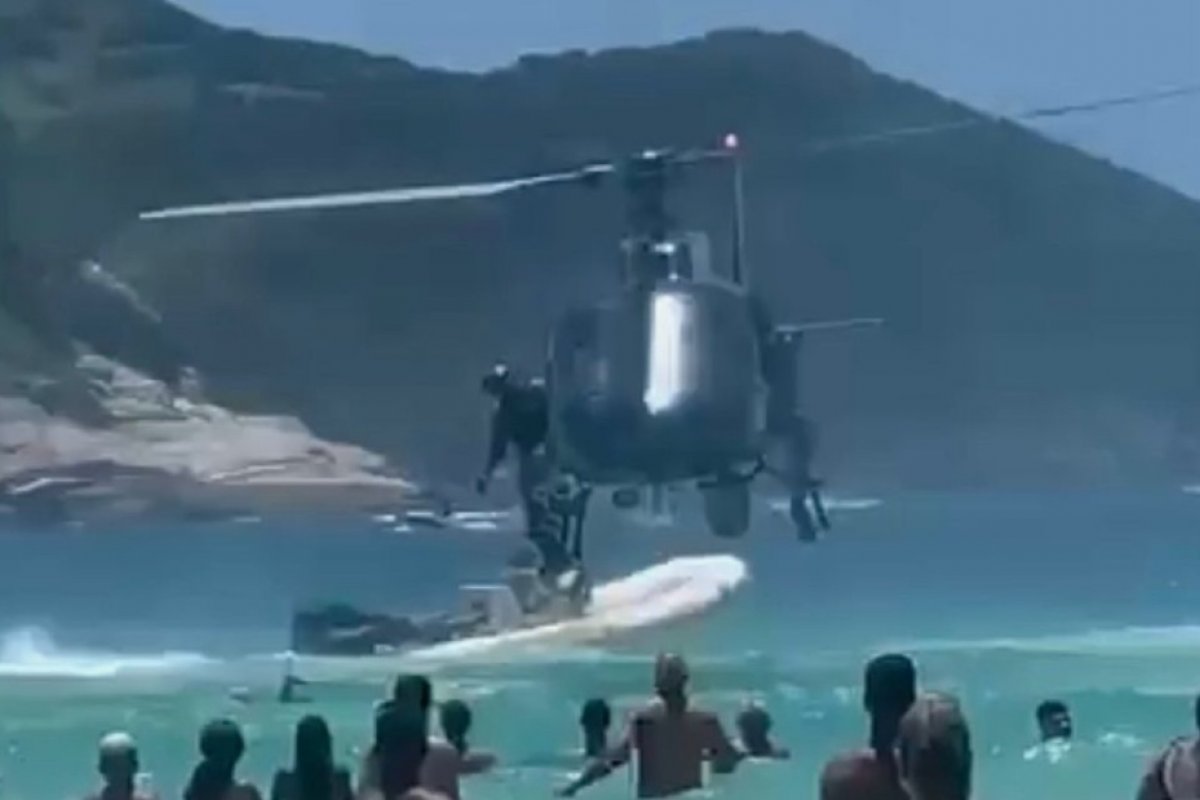 Vídeo: Durante operação no Rio, fuzil de PM cai no mar e banhista é aplaudido ao devolvê-lo