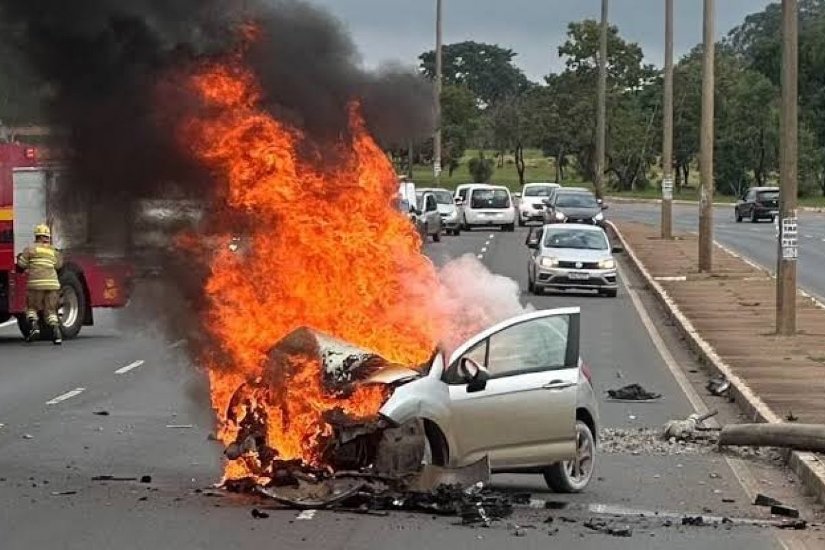 Vídeo: Carro bate em poste e pega fogo em Brasília