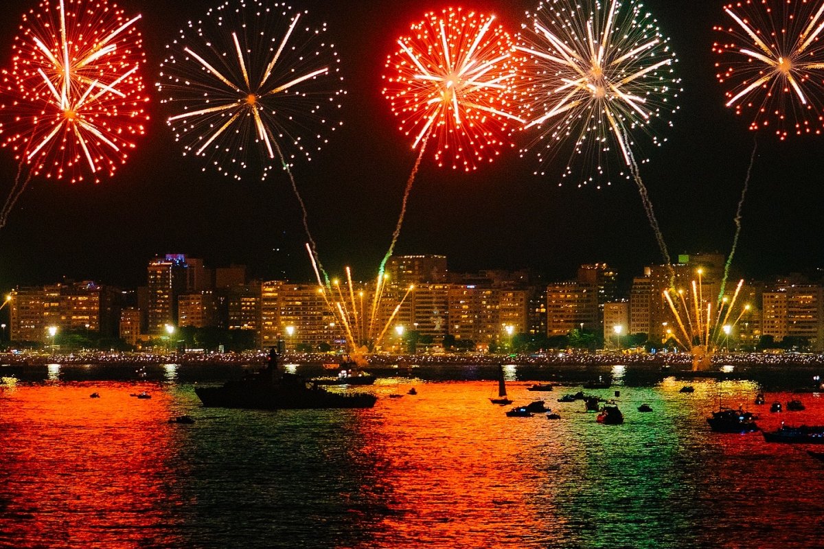 Réveillon em Alto Mar tem vista privilegiada de Copacabana e shows de Wesley Safadão e É o Tchan na virada do ano!