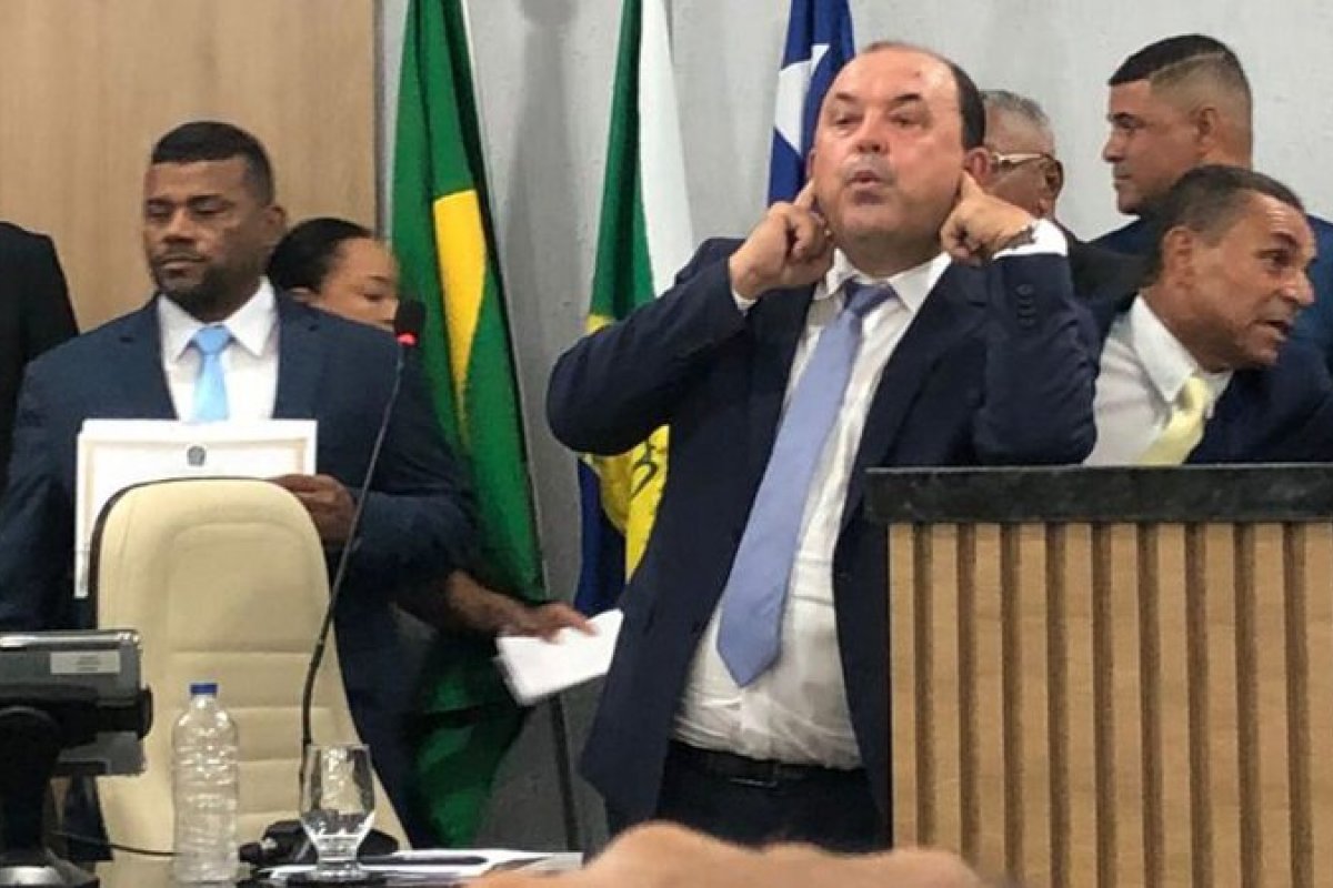 Prefeito eleito na Bahia desrespeita vereadora durante solenidade e se recusa a tomar posse