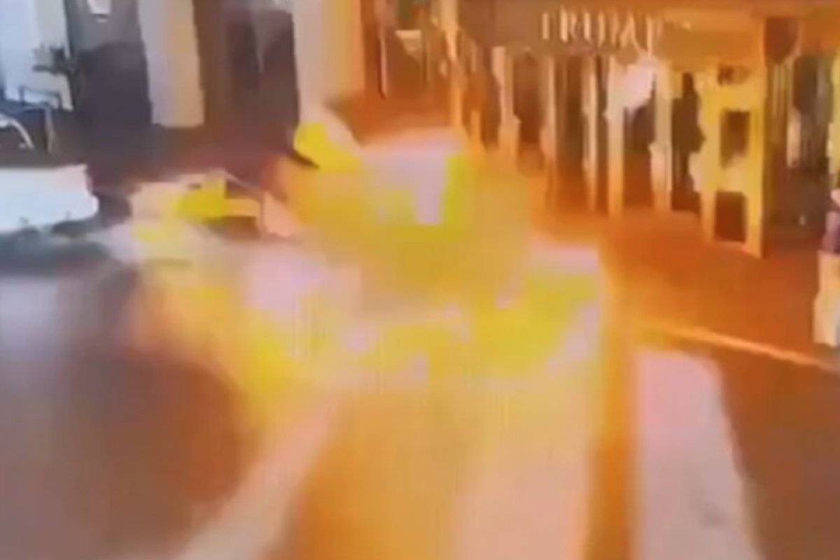 Carro da Tesla explode em frente a hotel de Trump e mata 1 pessoa em Las Vegas