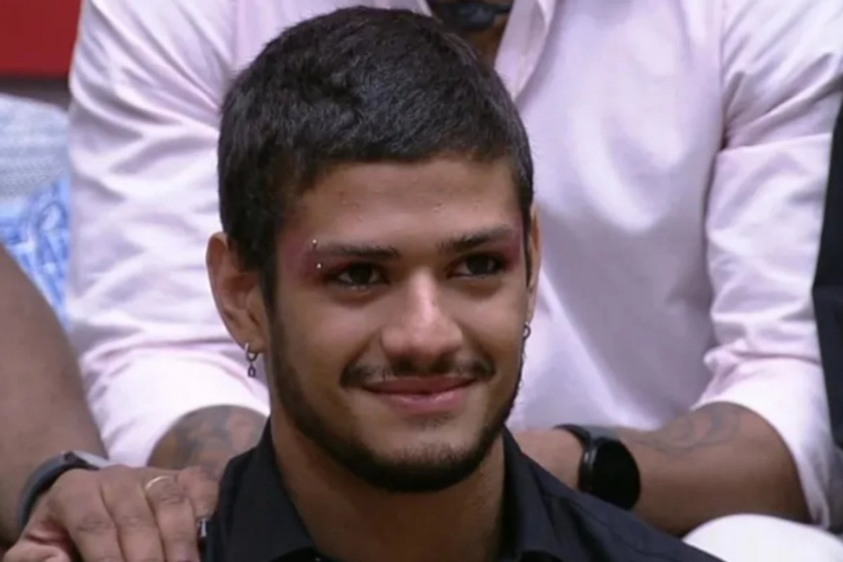 Ex-BBB Gabriel Santana é surpreendido por policiais em operação contra tráfico de drogas