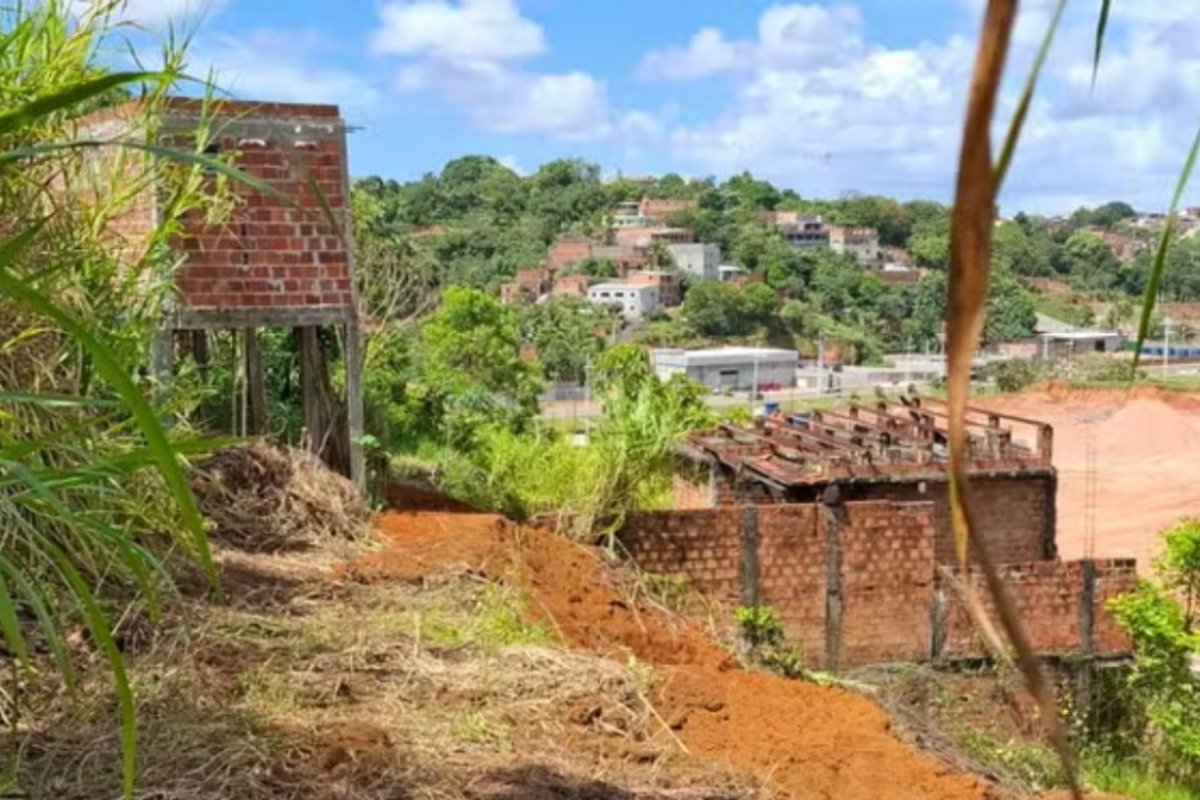 Polícia investiga escavação em área sagrada por terreiros em Salvador